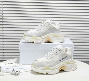 Men/Women Balenciaga Triple S Sneaker White Item 6380340