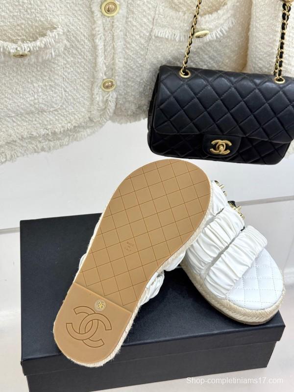 2025 Women Chanel White Leather Slippers KFY00230