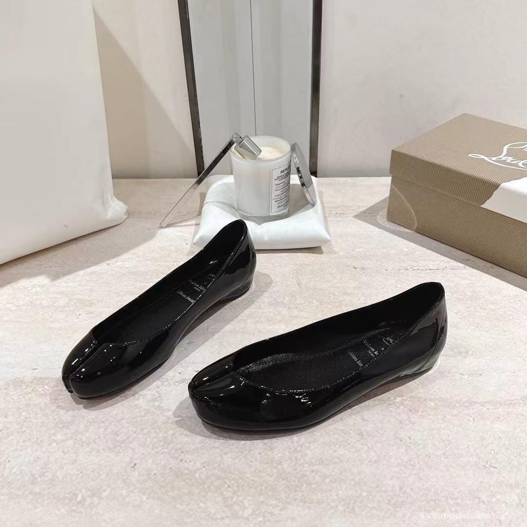 2025 Women MM6 Black Patent Leather Tabi Ballet Flats KFY00280
