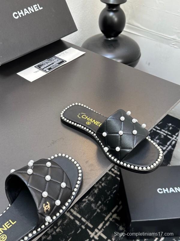 2025 Slippers CHANEL Black Leather Pearl Decor