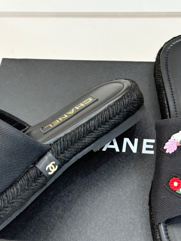 2025 Slippers Chanel Black Embroidered Fabric Slippers